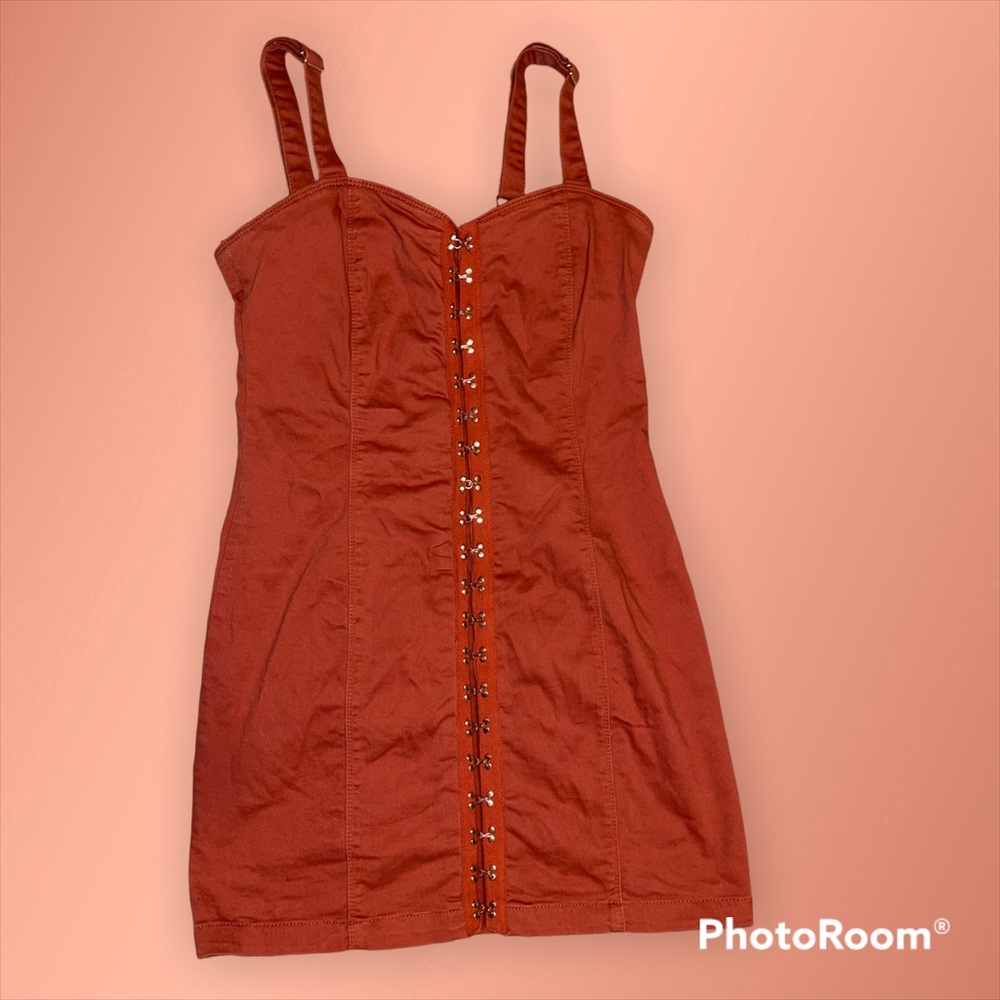 Color: Rust, lightly used, no tears or rips, in really great condition